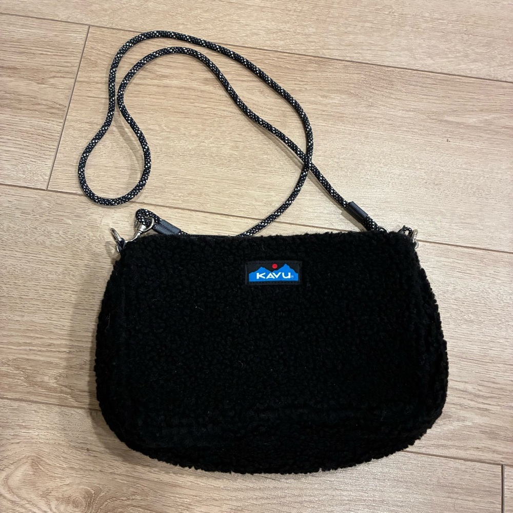 Kavu Women’s So Fleecy Sherpa Crossbody Bag Black